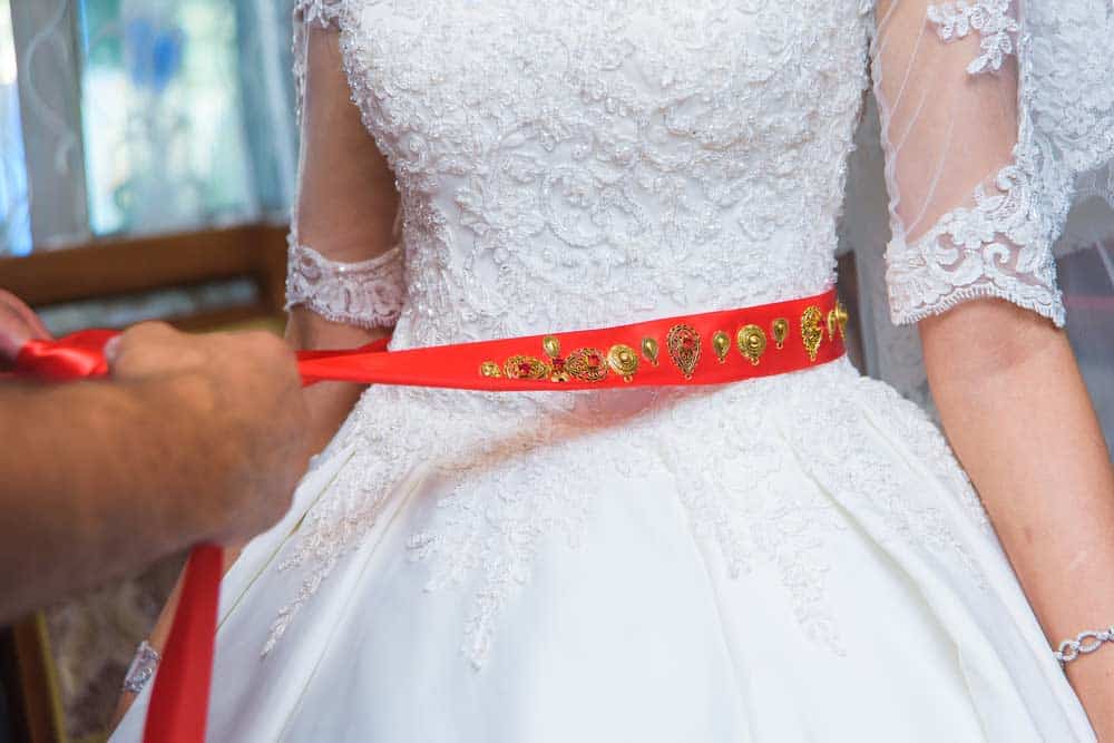 Du betrachtest gerade Für was steht das rote Band bei einer Hochzeit?