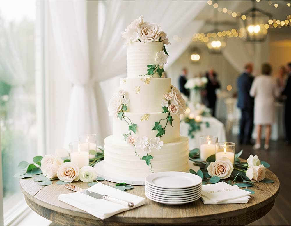 Die Hochzeitstorte steht zum Anschneiden bereit Die Hochzeitstorte steht zum Anschneiden bereit