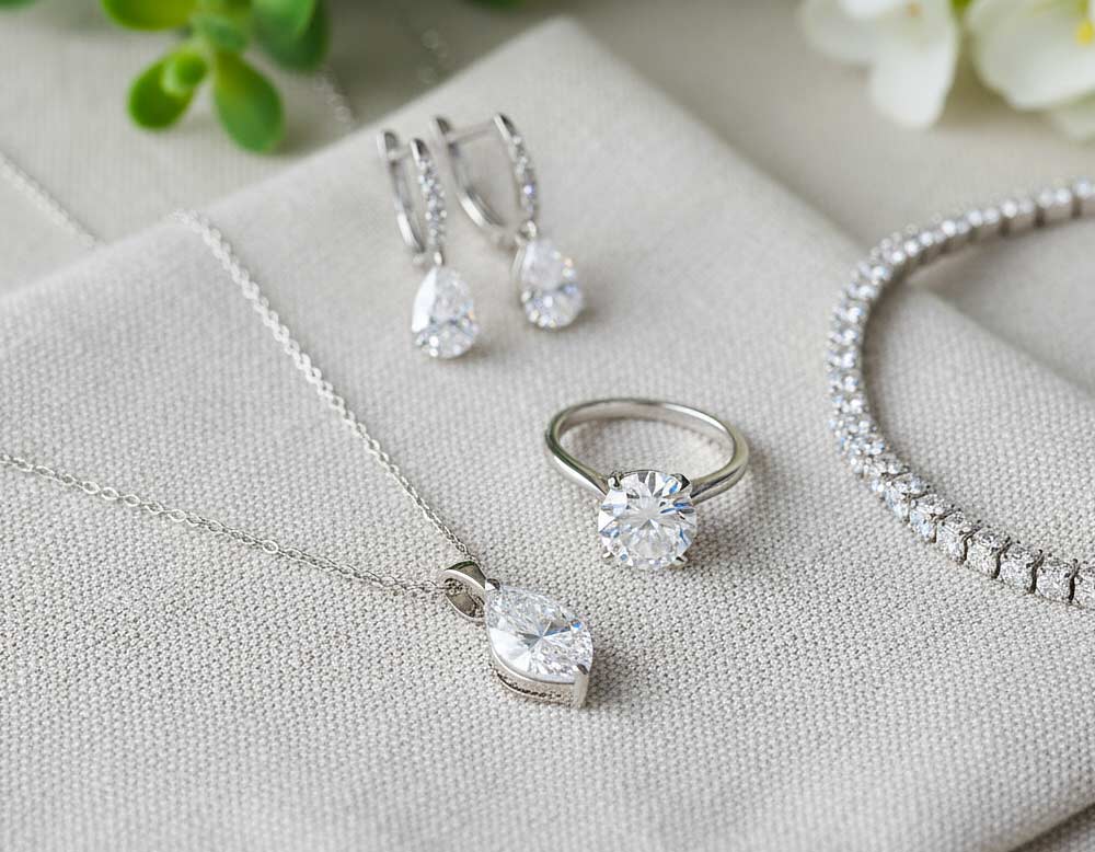 Brautschmuck-Sets aus recyceltem Weißgold mit Labor-Diamanten