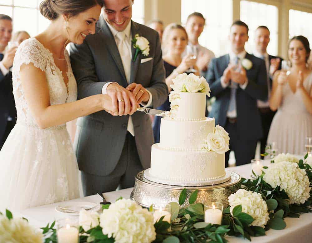 Hochzeitstorte anschneiden - ein beliebter Hochzeitsbrauch Hochzeitstorte anschneiden - ein beliebter Hochzeitsbrauch