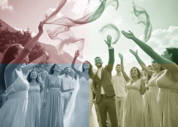 Hochzeitsgäste werfen Seidentücher in die Luft als Hochzeitsbrauch