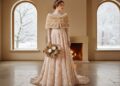Ein stilvolles Hochzeitskleid in Rosé-Beige für Winterhochzeit