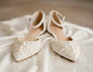 Mehr über den Artikel erfahren Weiße flache Brautschuhe – wenn Eleganz nicht wehtun soll