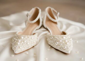 Weiße flache Brautschuhe