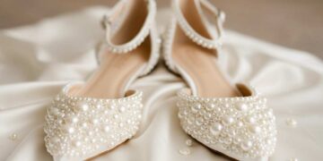 Weiße flache Brautschuhe