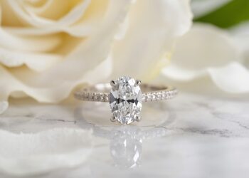 Moderner Diamantschliff Verlobungsring mit ovalem Diamanten auf weißem Marmor