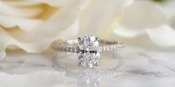 Moderner Diamantschliff Verlobungsring mit ovalem Diamanten auf weißem Marmor