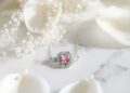 Farbige Edelsteine im Brautschmuck – zartes Collier mit Rosenquarz und Aquamarin