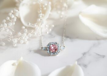 Farbige Edelsteine im Brautschmuck – zartes Collier mit Rosenquarz und Aquamarin
