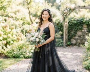 Mehr über den Artikel erfahren Schwarzes Hochzeitskleid: Warum diese Wahl mutiger klingt als sie ist