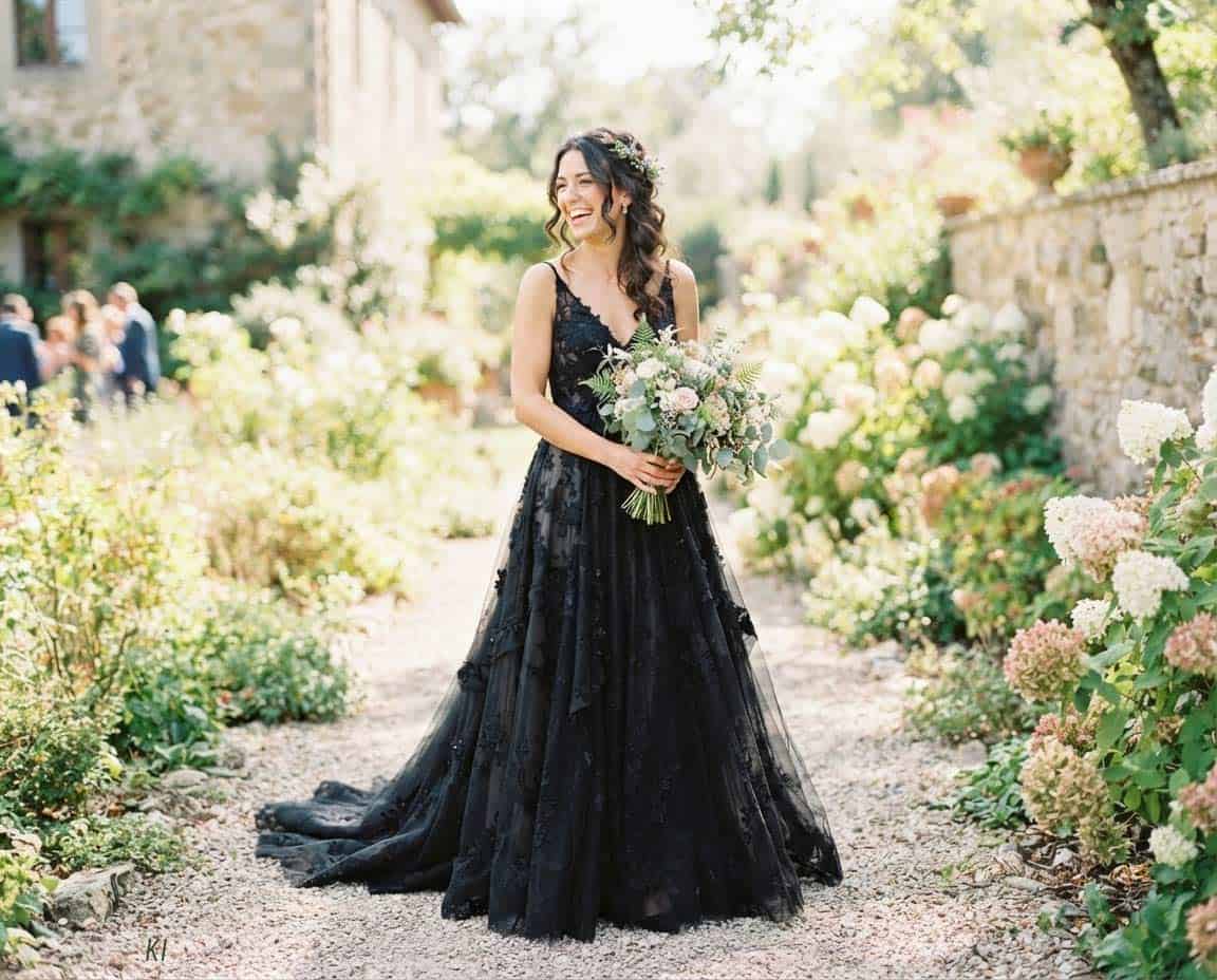 Braut mit schwarzem Hochzeitskleid Braut mit schwarzem Hochzeitskleid