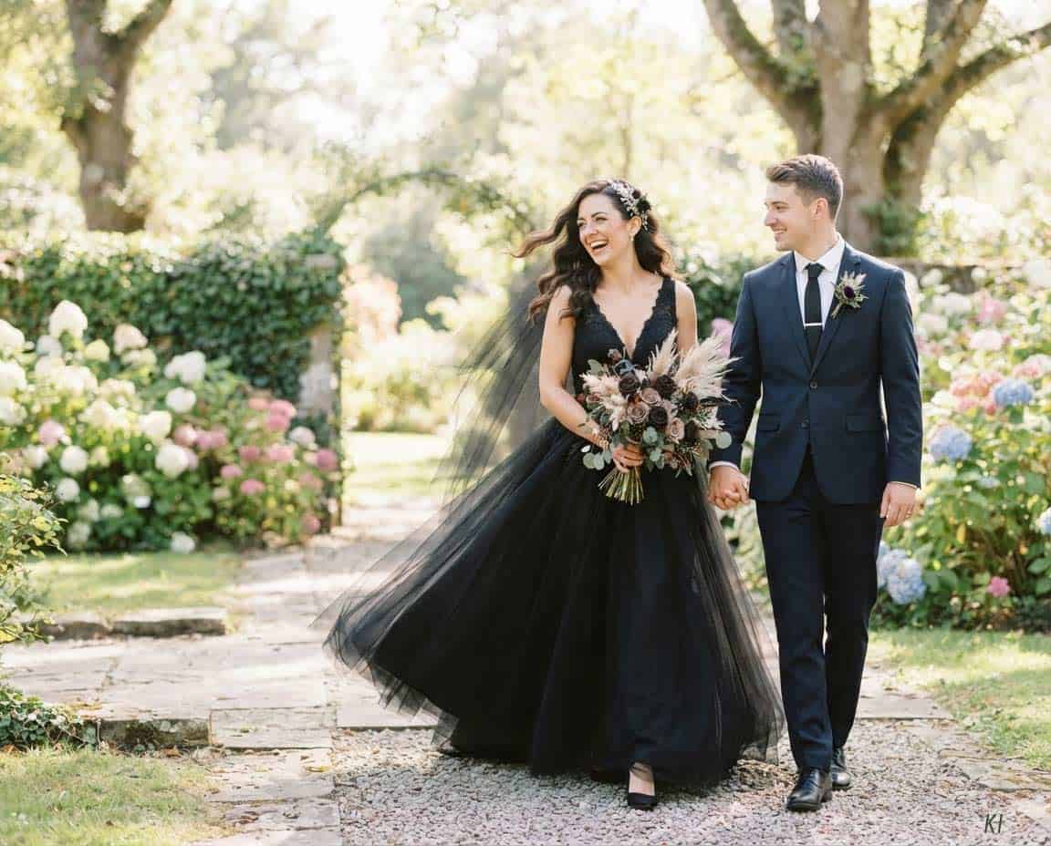 Brautpaar mit einer Braut mit schwarzem Brautkleid Brautpaar mit einer Braut mit schwarzem Brautkleid