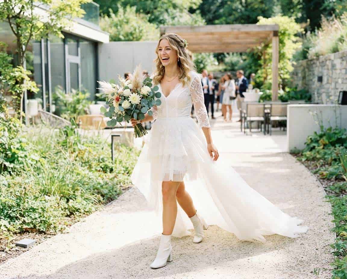 Du betrachtest gerade Vokuhila Hochzeitskleid: Warum dieser Schnitt das Tanzproblem vieler Bräute löst